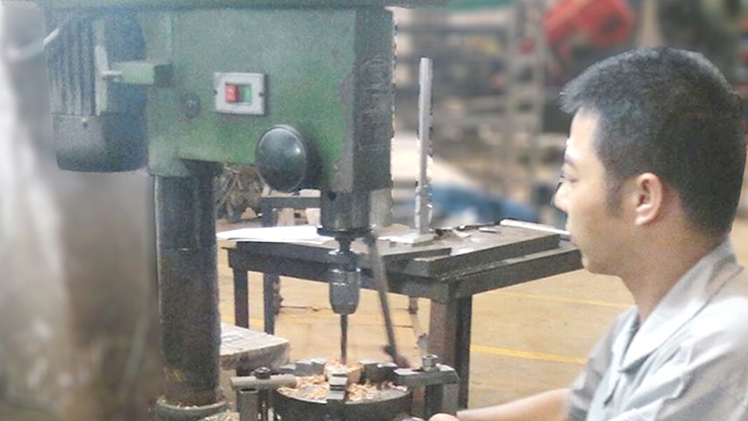 不銹鋼樓梯護欄生產鉆孔、攻牙