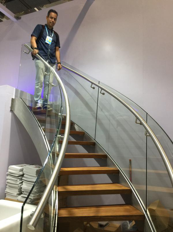 11 外商被狄姆斯的產品吸引,紛紛爭相與之合影