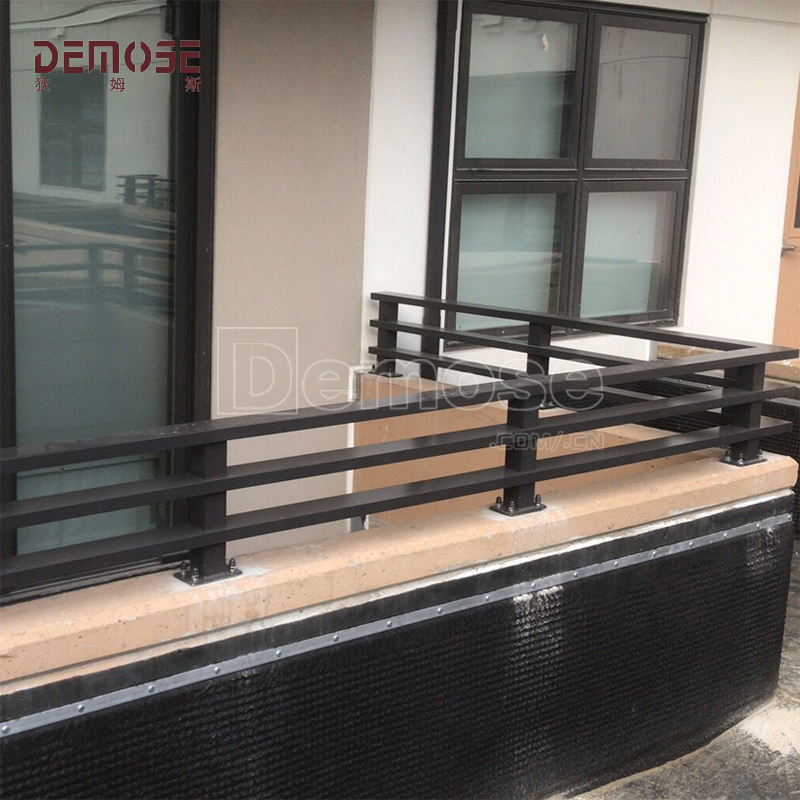 狄姆斯欄桿廠家教你如何在擋墻頂上加裝欄桿