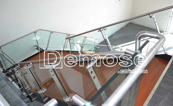 樓梯扶手材質有哪些?哪個更實用?