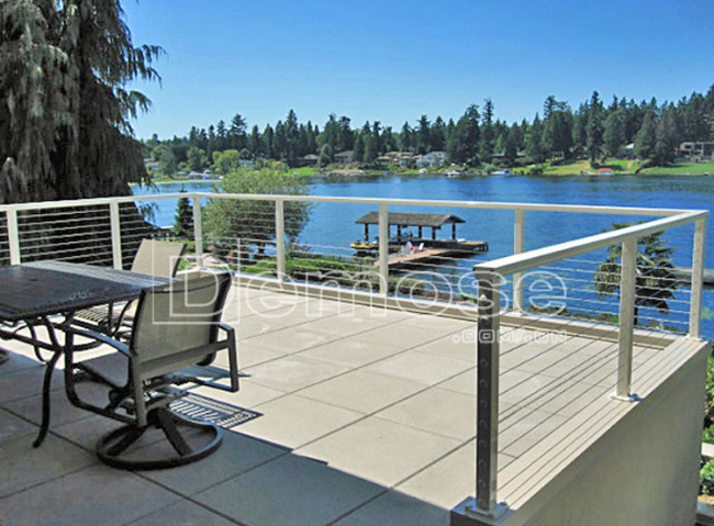 不銹鋼陽臺(tái)護(hù)欄的優(yōu)勢和特點(diǎn)