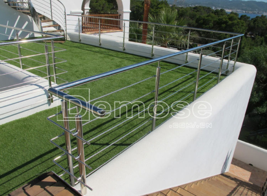 不銹鋼護(hù)欄與其他材料護(hù)欄的比較