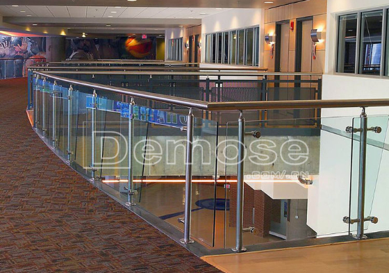 不銹鋼玻璃欄桿的優點和特點