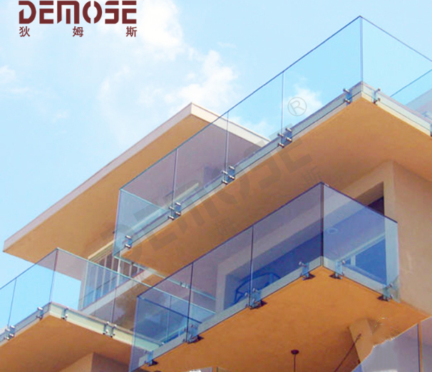 室外玻璃欄桿設計靈感：打造現代建筑的獨特風采