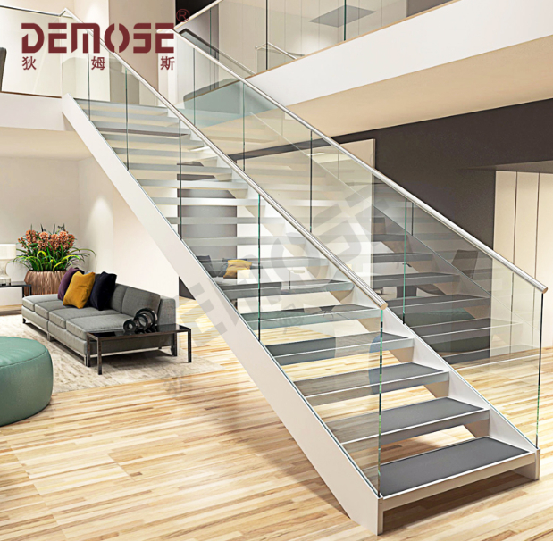 樓梯玻璃護(hù)欄的獨(dú)特視覺效果