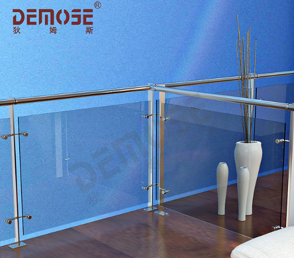 陽臺玻璃欄桿的優勢與特點