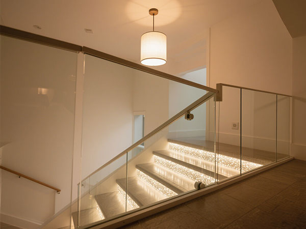 帶玻璃面板的樓梯：現代空間的通透美學與安全設計