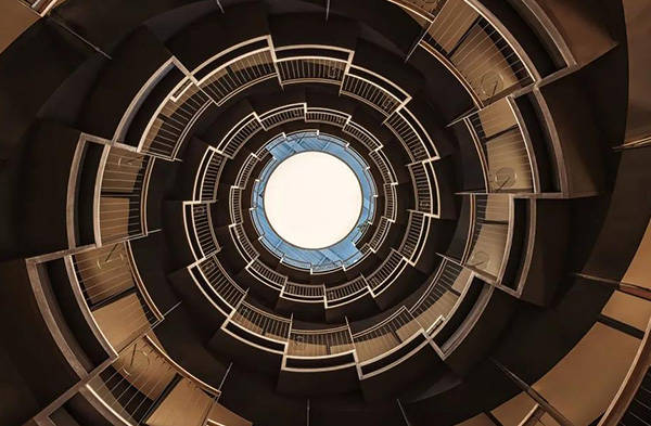 旋轉(zhuǎn)樓梯：在力學(xué)與美學(xué)間起舞的永恒經(jīng)典