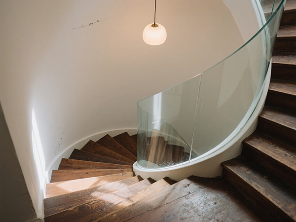 旋轉樓梯造價一般多少錢？比普通樓梯造價高多少